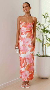 Détails de l'imprimé floral sur une robe midi moulante à bretelles rose orangé