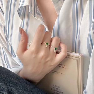 925 silver V-shaped rings with heart-shaped green gems and accent diamonds on hand