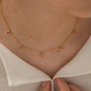 Collier en acier titane doré avec pendentifs en cristal rose ronds et rectangulaires