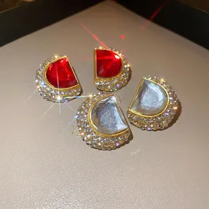 Élégantes boucles d'oreilles D géométriques avec cristaux rouges et clairs dorés