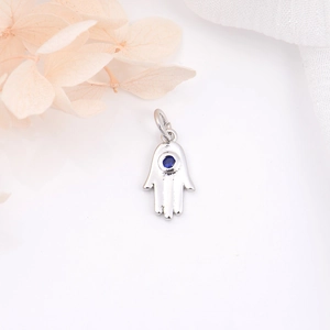 Detail von Hamsa-Hand-Anhänger in Silber mit blauem Zirkon für Schmuckdesign