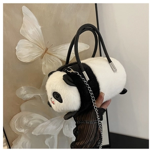 Dettaglio ravvicinato della borsa a cilindro in peluche a forma di panda con catena e manici