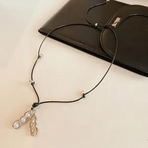 Collier rétro français avec pendentif cacahuète, perles blanches et cordon noir chic