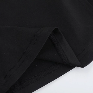 Gros plan détaillé de la robe en coton noir montrant la double couture et la texture du tissu