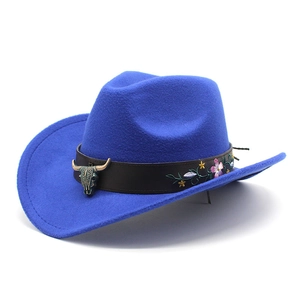 Chapeau de cowboy en feutre bleu avec boucle de crâne de taureau et broderie florale