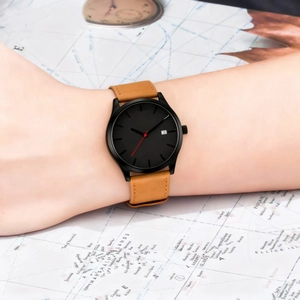 Détail d'un homme portant une montre à quartz avec cadran noir et bracelet en cuir