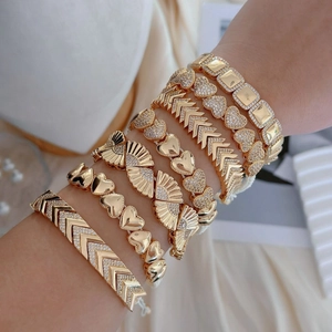 Boheemse goudkleurige stapelbare armbanden met hart- en geometrische kristalontwerpen