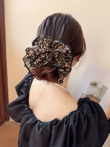 Dettaglio dell'elastico scrunchie leopardato oversize con bordi a conchiglia