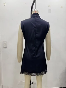Vue arrière détaillée d'une mini robe sans manches en satin avec bordure en dentelle