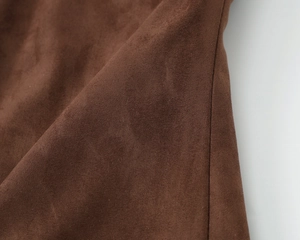Détail en gros plan de la texture du daim marron montrant un fini mat et lisse