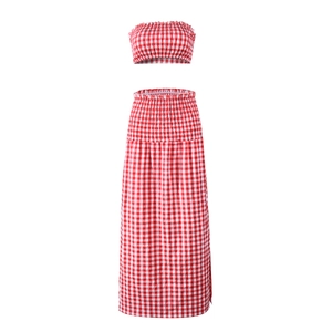 Detail eines rot-weißen Gingham-Zweiteilers mit gesmoktem Oberteil und langem Rock
