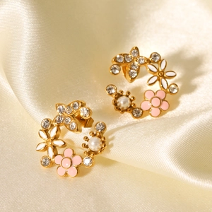 Boucles d'oreilles fleurs en acier doré 18K avec émail rose, perles et cristaux brillants