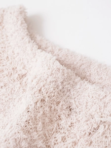 Nahaufnahme der weichen rosa Strickstoffstruktur mit hochwertigen Plüschmaterialfasern