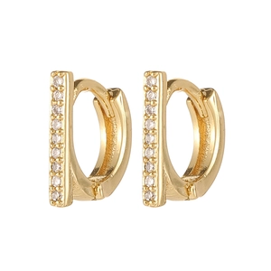 Detalle de pendientes de cobre bañados en oro con diseño de barra de circón blanco