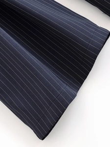 Vue détaillée du tissu bleu foncé à rayures verticales et texture de pantalon premium