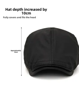 Détail de la casquette plate en cuir PU noir de 10 cm de profondeur avec grain de cuir