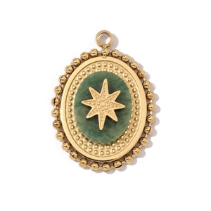 Détail du pendentif ovale bohème doré avec pierre verte et motif étoile gravé