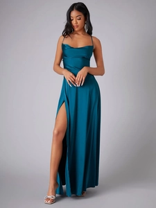 Robe longue en satin sarcelle avec fines bretelles et fente latérale haute élégante