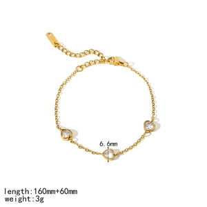 Détail d'un pendentif cœur en zircon de 6,6mm sur un bracelet doré à l'or 18 carats