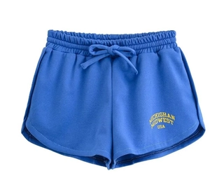 Détail du short décontracté bleu avec taille élastique à cordon et imprimé Michigan