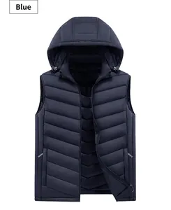 Dettaglio del gilet trapuntato da uomo con cappuccio in blu navy e zip antivento