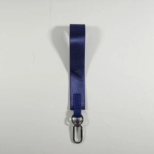 Dettaglio di un cinturino da polso in nylon blu con chiusura girevole in metallo e gancio