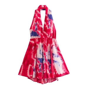 Abito a fascia tie-dye rosso bianco e blu con scollo a V e vita elastica su fondo bianco