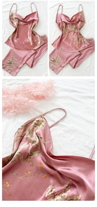 Détail du pyjama en soie artificielle rose avec motifs floraux et fini satiné