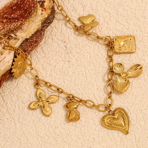Bracelet en acier inoxydable plaqué or 18K avec breloques papillon et cœur