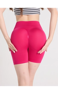 Détail du short de yoga sans couture rose avec taille haute et effet liftant fessier