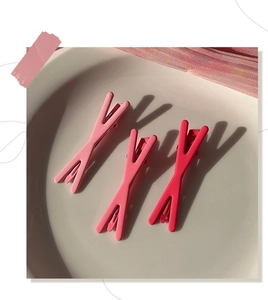 Gros plan détail de pinces à cheveux roses mates style mignon, bel agencement minimaliste.