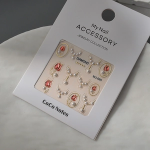 Détail des stickers ongles MJ-085 avec tulipes rouges, perles blanches et accents dorés