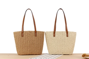 Detail von Papierschnur-Stofftaschen in Braun und Beige mit Leder-Schultergurten