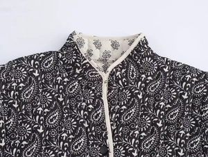 Dettaglio dello scollo del gilet trapuntato con stampa paisley e fodera floreale