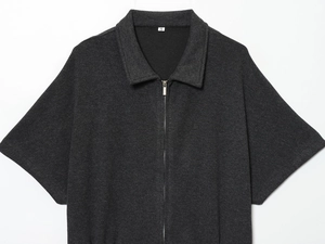 Detailansicht eines dunkelgrauen Strick-Kurzarmshirts mit hochwertigem Metall-Reißverschluss