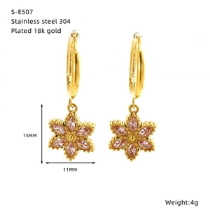 Dettaglio orecchini a fiore placcati oro 18k con cristalli rosa e misure del prodotto
