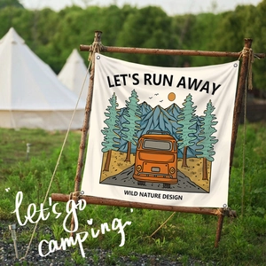 Détail du drapeau de camping en toile avec décor vintage et œillets de fixation métalliques