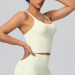 Détail des bretelles croisées d'un soutien-gorge de sport en nylon jaune pâle doux