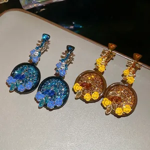 Orecchini a forma di Pipa con ago d'argento, strass incastonati e decorazione floreale