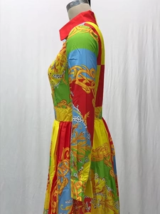 Detalle de vestido con solapa y estampado barroco de patchwork y leopardo