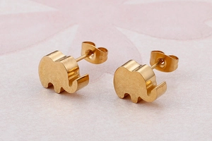 Nahaufnahme goldener Elefanten-Ohrstecker mit Details aus poliertem Edelstahl-Finish