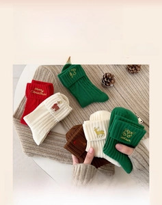 Vue détaillée de chaussettes de Noël en coton avec broderies de rennes et motifs