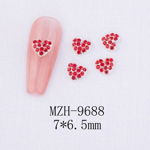 Dettaglio macro di strass per unghie a cuore rosso 7x6,5mm su base in lega d'argento