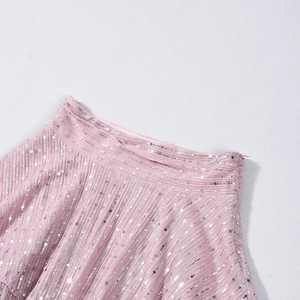 Détail d'une jupe rose à paillettes avec taille haute et fermeture éclair invisible