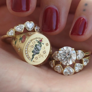 Set de anillos de acero titanio con grabado vintage y circonitas en forma de corazón