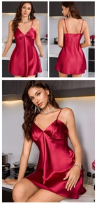 Détails de la chemise de nuit en satin bordeaux avec col en V et fines bretelles élégantes