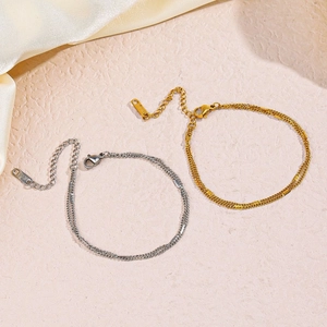 Bracelets à maillons minimalistes en or et argent sur tissu en soie beige pour femme
