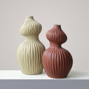 Noordse minimalistische keramische vazen in kalebasvorm met verticale strepen in beige en rood