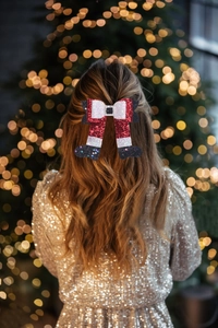 Glitzernde Pailletten-Weihnachtsschleife im Nikolausstiefel-Design als festlicher Haarschmuck