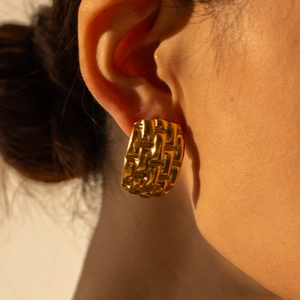 Grosse vergoldete gewebte Statement Creolen aus Titanstahl für Damen, eleganter Ohrschmuck.